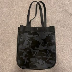 Lululemon gym bag in Camo